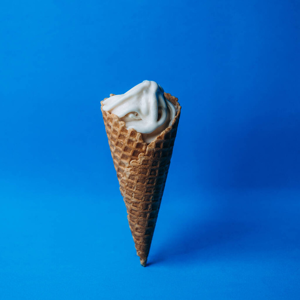  морозиво конус солодкий яскраво барвистої їжі
 - Фото, зображення