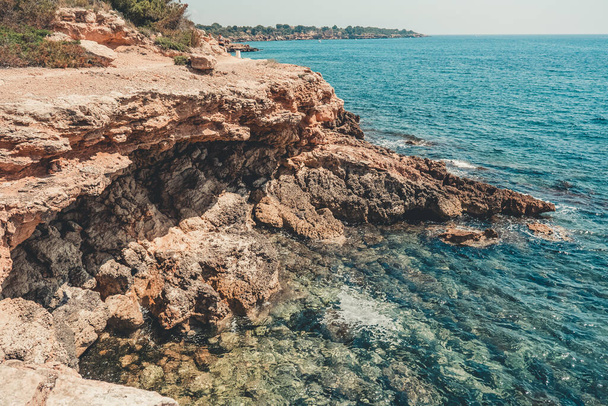 Litorale roccioso con una piccola scogliera nel mare. - Foto, immagini