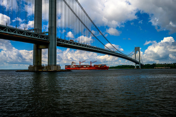 Vista del puente Verrazzano-Narrows desde el Bay Ridge Promenade en Brooklyn, NY, Estados Unidos - Foto, Imagen