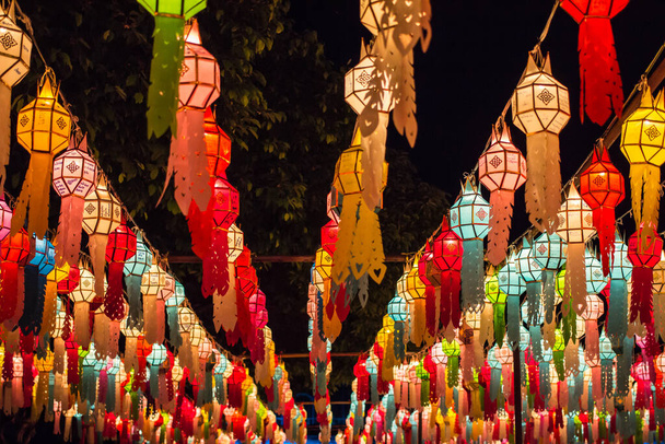 Festival de la Linterna de Yi Peng, noche Lamphun, Tailandia. - Foto, Imagen