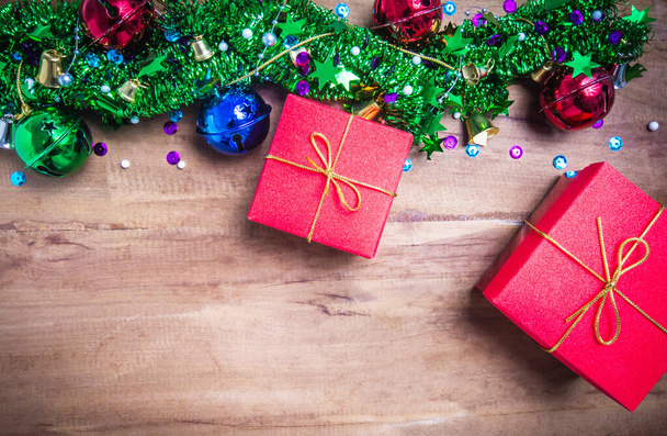 caja de regalo y campana con una textura de madera, liberando espacio para las ideas Feliz Año Nuevo 2017 vacaciones. - Foto, Imagen