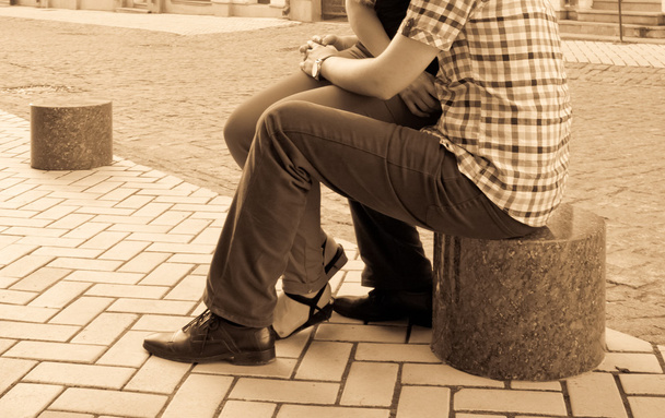 szerelmes pár, mely a járdán ült - Fotó, kép
