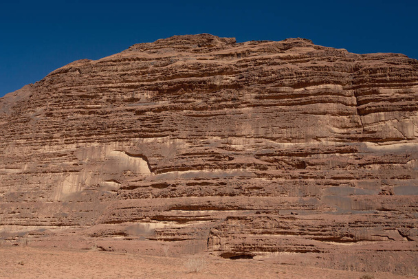 Formations de pierres dans le désert de Wadi Rum. Journée ensoleillée à Wadi Rum, Jordanie - Photo, image
