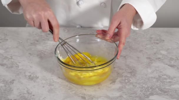 Mengen van ingrediënten in keukenmixer om mini paasbrood kulich bakken. - Video