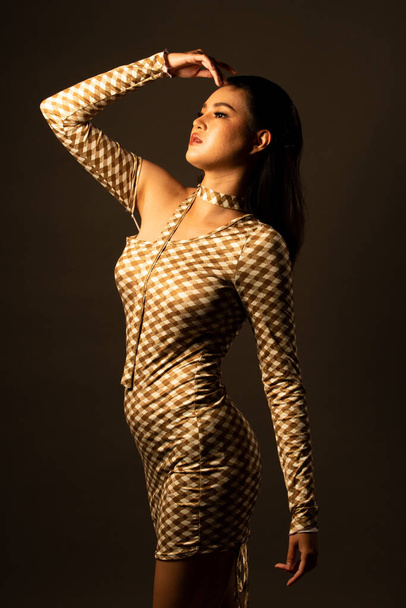 Moda Metade do corpo dos anos 20 jovem adulto mulher asiática usar roupa de vestido de moda, forte sensação de estresse. Bela fêmea atirar em estúdio com iluminação do lado esquerdo sobre fundo cinza escuro isolado - Foto, Imagem
