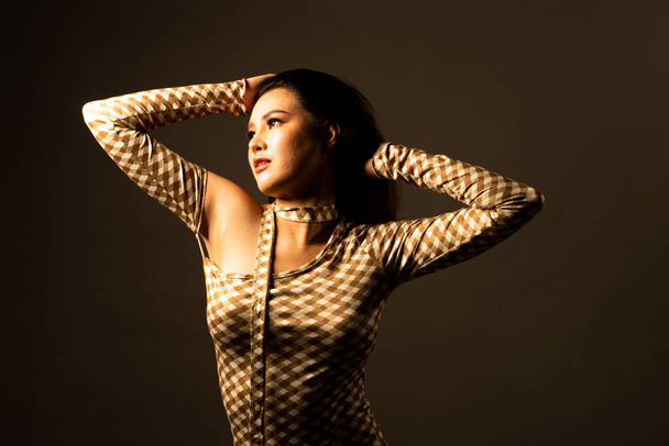 Muoti Puolet kehon 20s nuori aikuinen aasialainen nainen käyttää muoti mekko asu, vahva stressi tunne. Kaunis nainen ampua studiossa vasemmalla puolella valaistus tummanharmaa tausta eristetty - Valokuva, kuva