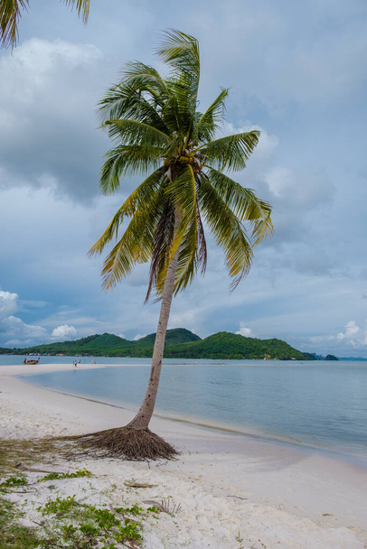 het strand op het eiland Koh Yao Yai Thailand, strand met wit zand en palmbomen. - Foto, afbeelding