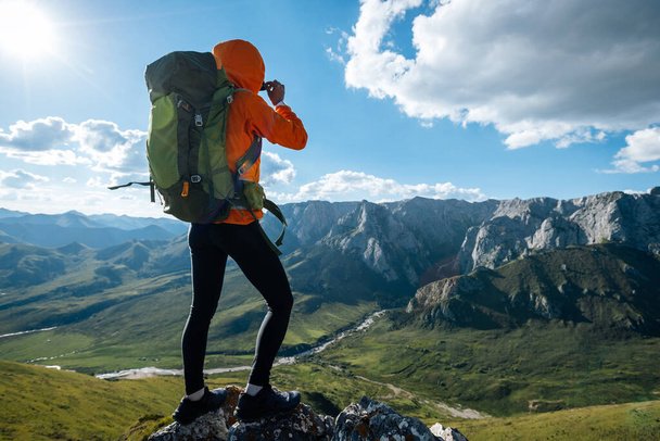 Woman hiker hiking on high altitude mountains - Foto, imagen