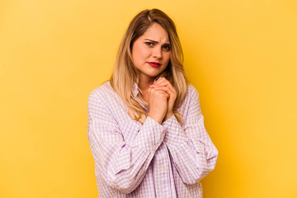 Young caucasian woman isolated on yellow background scared and afraid. - Foto, imagen