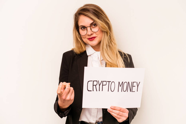 Junge kaukasische Geschäftsfrau mit einem Kryptogeld-Plakat auf weißem Hintergrund, das mit dem Finger auf Sie zeigt, als ob Sie einladen, näher zu kommen. - Foto, Bild