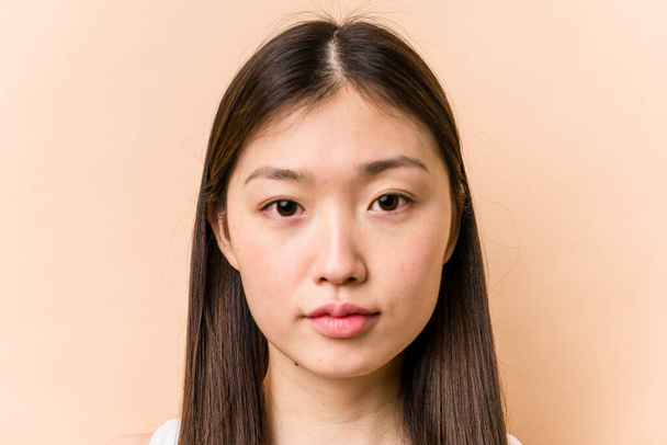 Junge Porträt asiatische Frau isoliert auf beigem Hintergrund - Foto, Bild