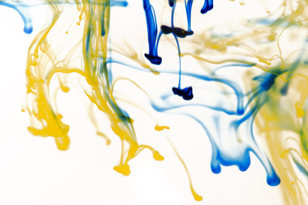 líquido azul y amarillo en agua - Foto, Imagen