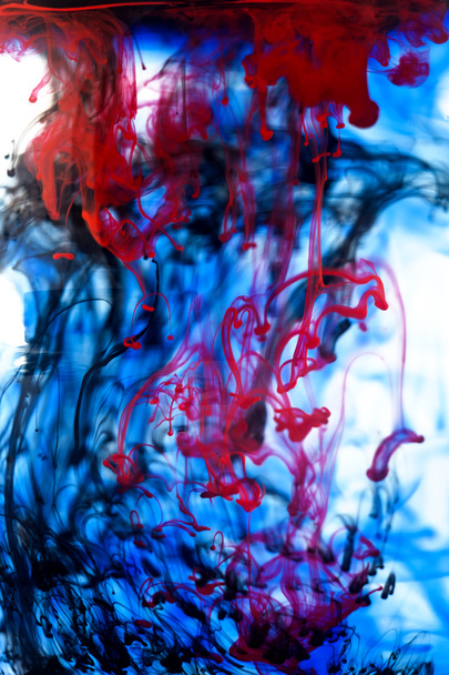 Blauwe, rode en zwarte vloeistof - Foto, afbeelding