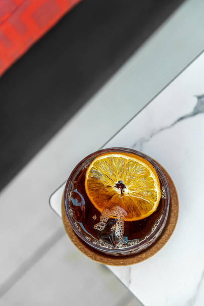 Eine Tasse Iced Americano Coffee oder Cold Brew Kaffee auf einem Marmortisch in einem Café - Foto, Bild