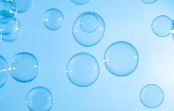Abstract Prachtige transparante blauwe zeepbellen met een witte ruimte. ZeepSud Bubbels Water - Foto, afbeelding