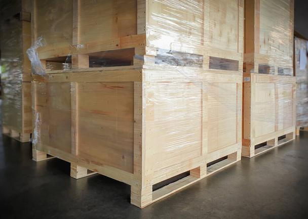 Caixas de caixa de madeira empilhadas em paletes no armazém de armazenamento. Cadeia de suprimentos. Armazém de Distribuição. Envio de suprimentos Armazém Logística. - Foto, Imagem