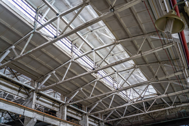 Une structure en acier abandonnée atelier de production automobile - Photo, image