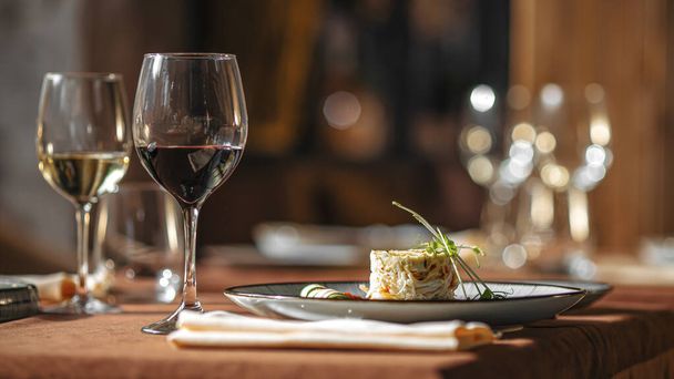 Obsługiwany stół restauracyjny z winem i jedzeniem - Zdjęcie, obraz
