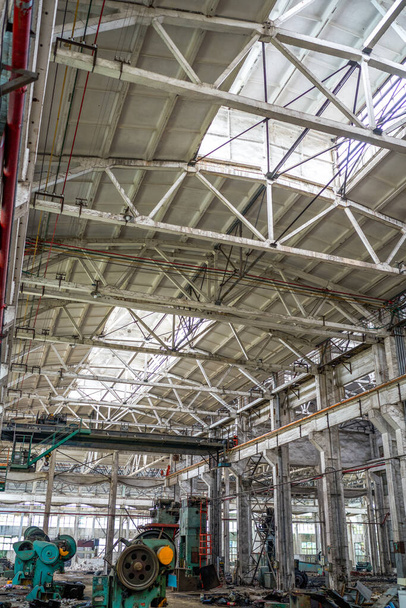 Uma estrutura de aço abandonada oficina de produção de automóveis - Foto, Imagem