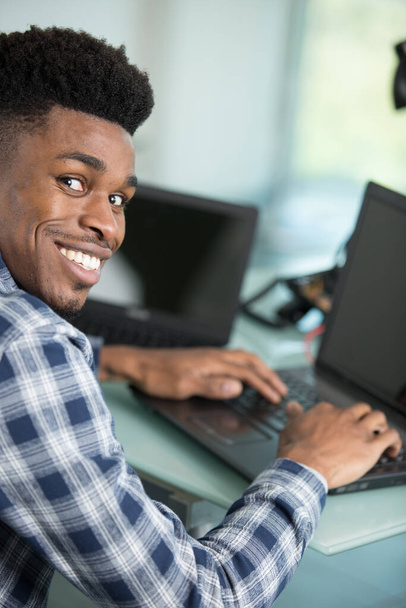 jóképű férfi dolgozik egy laptop számítógép - Fotó, kép