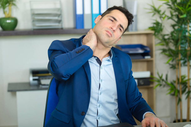 businessman suffering from neck problems - Foto, imagen