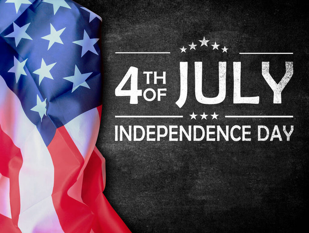 Texto con feliz día de la independencia y bandera de EE.UU. en pizarra. Vista superior. concepto de día de independencia. - Foto, imagen