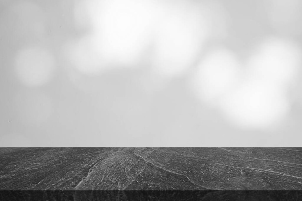 Marmeren tafelblad met boomschaduw op witte achtergrond voor het modelleren van het product - Foto, afbeelding
