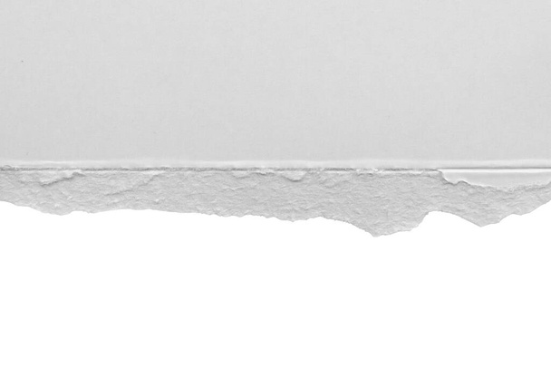 Белые разорванные бумага края полосы на белом фоне - Фото, изображение
