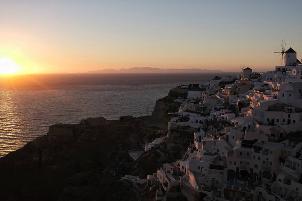 Vista de Oia, el pueblo más impresionante de Santorini y una puesta de sol increíble - Foto, Imagen