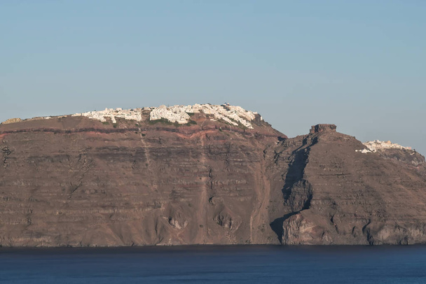 View of the whitewashed village of Imerovigli at the top of the volcanic landscape in Santorini - Foto, Bild