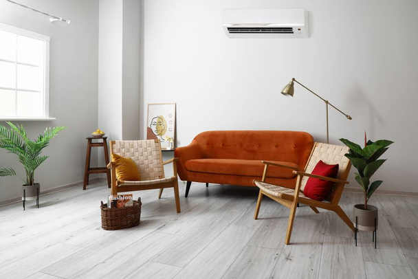 Interiér moderního obývacího pokoje s pohovkou, křesly a klimatizací - Fotografie, Obrázek