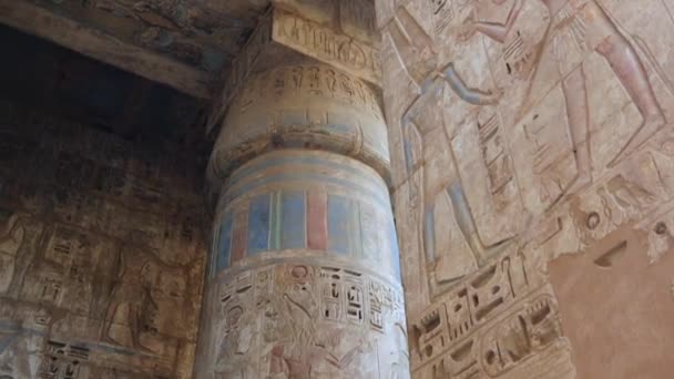 Columnas en el antiguo templo de Medinet Habu en Luxor, Egipto - Imágenes, Vídeo