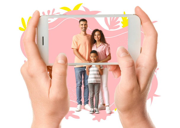 Žena s mobilním telefonem fotografování šťastný mezirasové rodiny - Fotografie, Obrázek