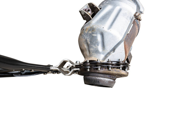 Großer Autokatalysator mit Rohrschere, isoliert auf weißem Hintergrund mit Clipping-Pfad. - Foto, Bild