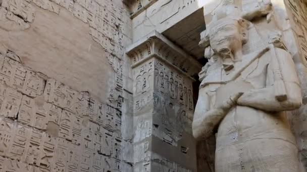 Standbeelden in de oude Egyptische tempel van Medinet Habu, Luxor - Video