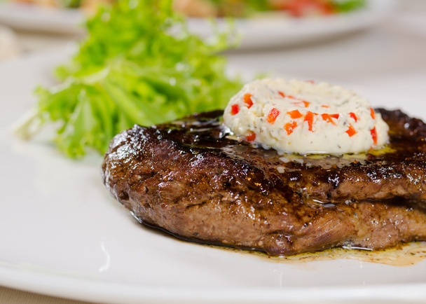 Close Up of Steak coberto com manteiga de ervas
 - Foto, Imagem