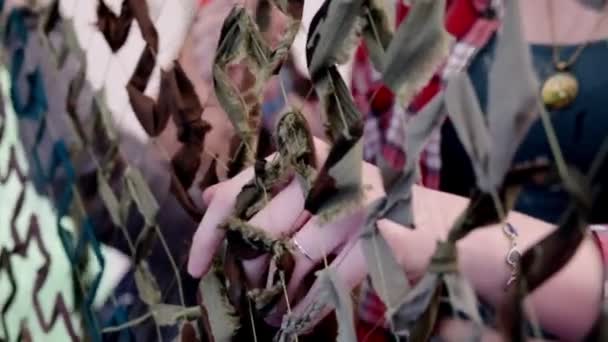 Les mains des femmes tissant le filet de camouflage pour l'armée, le volontaire font la protection de camouflage pour des besoins militaires, foyer sélectif - Séquence, vidéo
