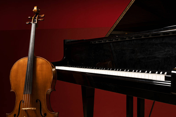 Dva klasické nástroje - violoncello a klavír - na jevišti čekají na své hudebníky před recitálem - Fotografie, Obrázek