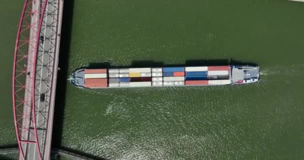 Trasporto di container alla rinfusa che navigano sopra l'acqua in alto verso il basso Aerial drone view. - Filmati, video