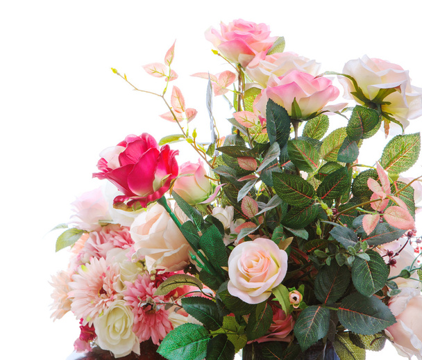 Kaunis keinotekoisia ruusuja kukkia kukkakimppu arragngement eristetty
 - Valokuva, kuva