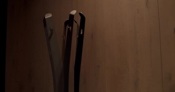Close-up Metallic design Coat Hanger. Concept van luxe business fashion winkel. Decor Detail voor modern interieur. - Video
