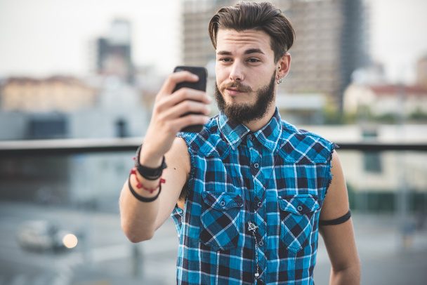 mladý pohledný vousatý muž selfie bederní - Fotografie, Obrázek