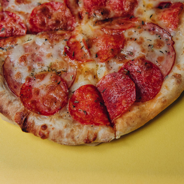 πίτσα κρέας τυρί τροφίμων fast food ιταλική πεπερόνι - Φωτογραφία, εικόνα