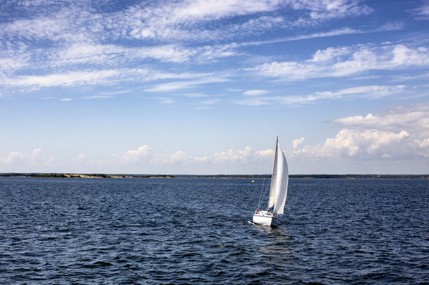 Łódka, żagłówka, żaglówka na morzu, morze, chmury, łódka na morzu, łódź, - Foto, Bild