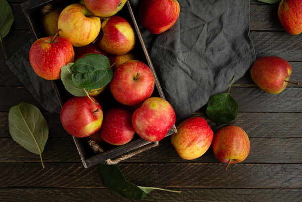 Pomme rouge et jaune dans une caisse en bois vue de dessus concept automne - Photo, image