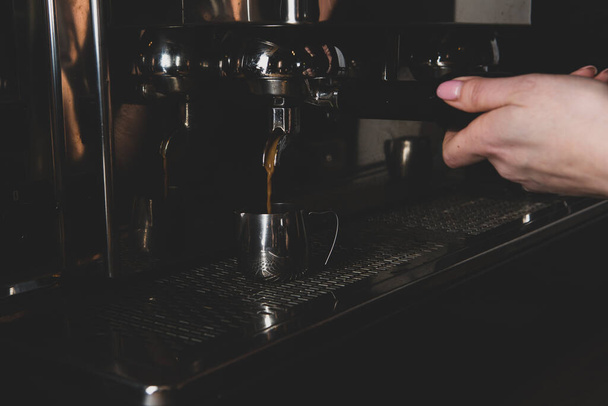 Koffie zetten door machine gieten in kopjes - Foto, afbeelding