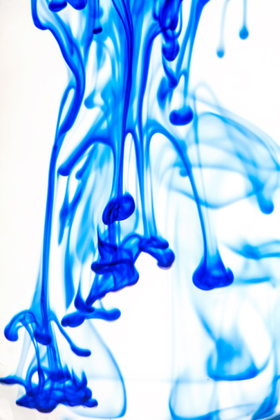 blaue Flüssigkeit im Wasser - Foto, Bild
