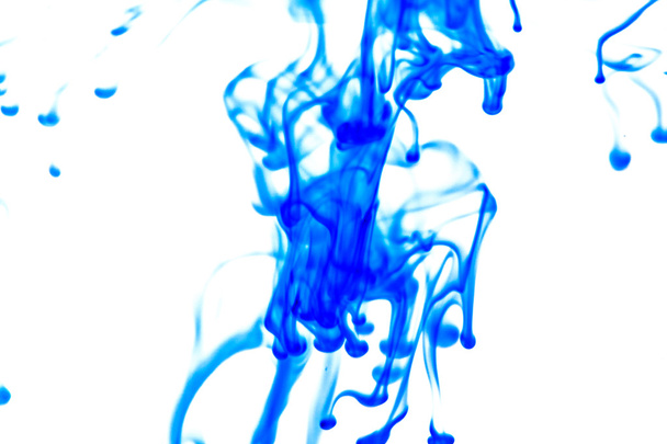 líquido azul en agua
 - Foto, Imagen