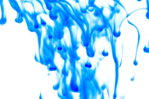 голубая жидкость в воде
 - Фото, изображение