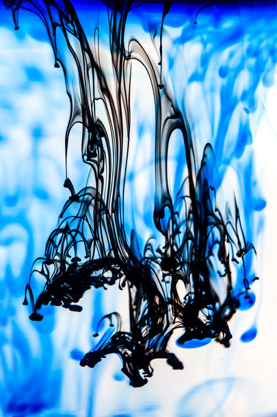 Синьо-чорна рідина у воді
 - Фото, зображення